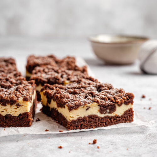 Squares of crumble cheesecake bars