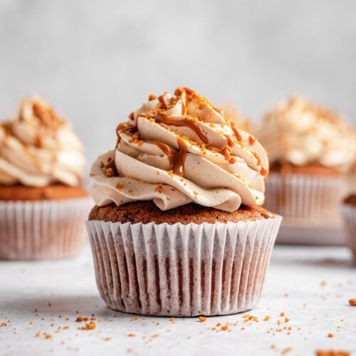 Vegan Lotus Biscoff cupcakes ozdobené máslovým krémem a drcenými sušenkami